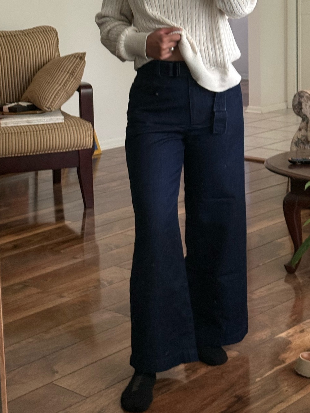 Belted dark blue jeans